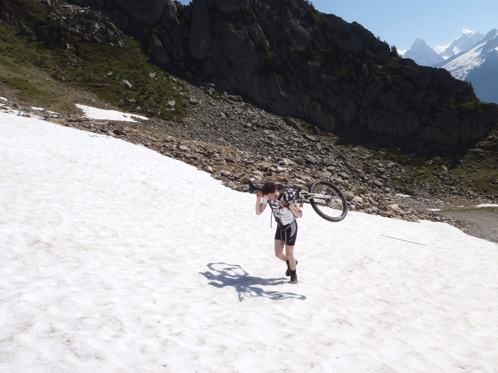 #4 Piste du Brévent : Premier portage dans la neige, qui supporte notre poids. Piste du Brévent : Premier portage dans la neige, qui supporte notre poids.