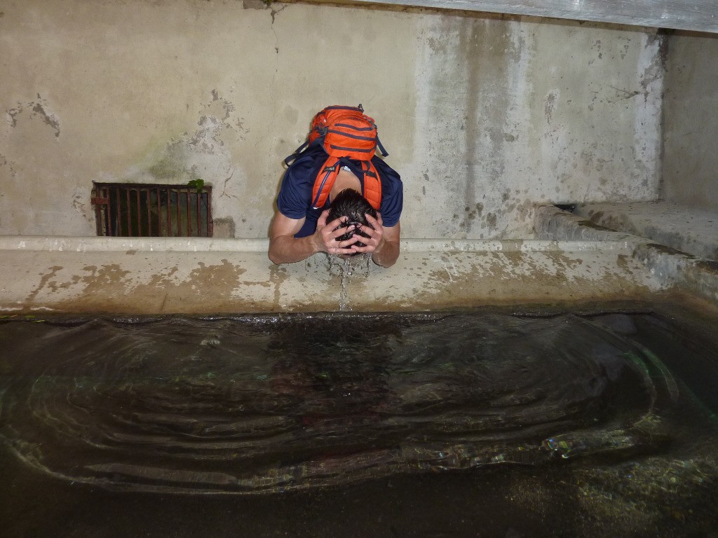 Pause rafraichissement à l'ancien lavoir des Baux de Provence