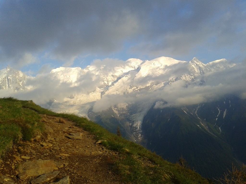 #4 Au niveau du refuge (2136m) et le Mont Blanc qui se dégage enfin (mais pas longtemps...) Au niveau du refuge (2136m) et le Mont Blanc qui se dégage enfin (mais pas longtemps...)