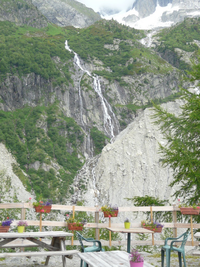 Buvette des Mottets sur fond de cascade/moraine