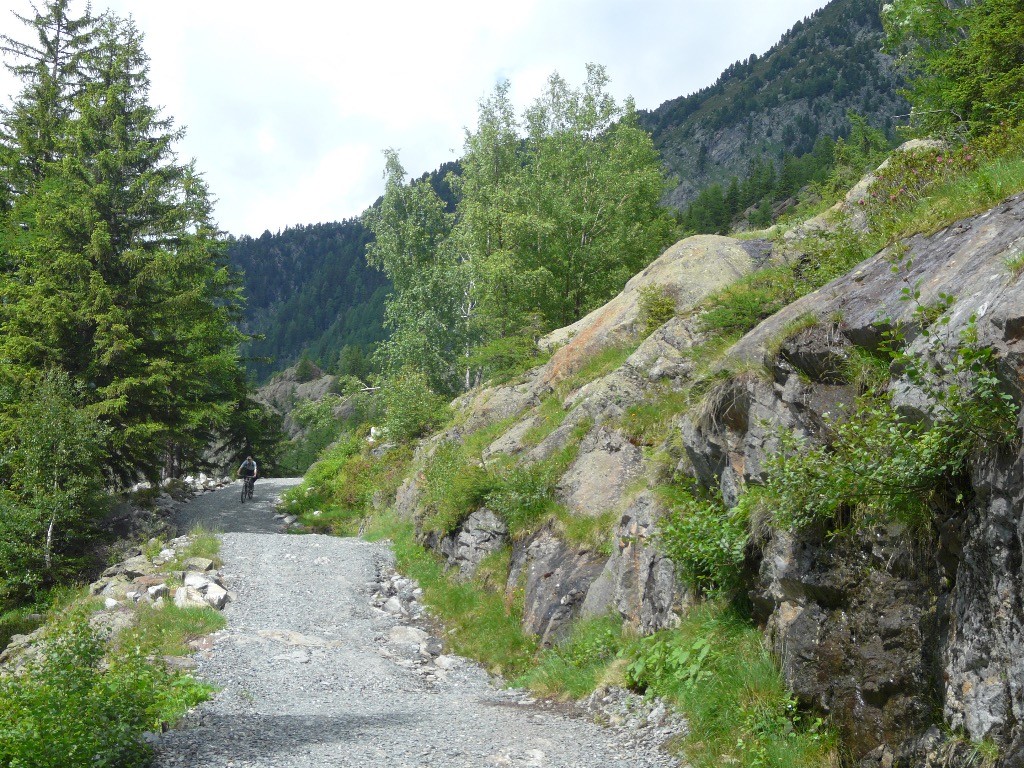 Montée aux Mottets, quelques 2 roues font l'aller-retour