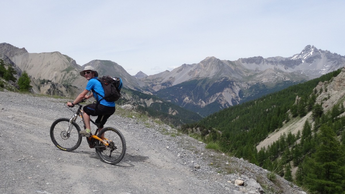 Raide piste de montée au col de Furfande avec Rochebrune en arrière plan