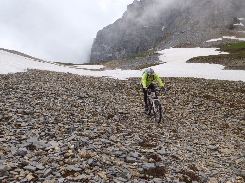 #17 Descente du pierrier de l Descente du pierrier de l'épaule : Des passages plus ou moins pentus, mais cela passe sur le VTT.