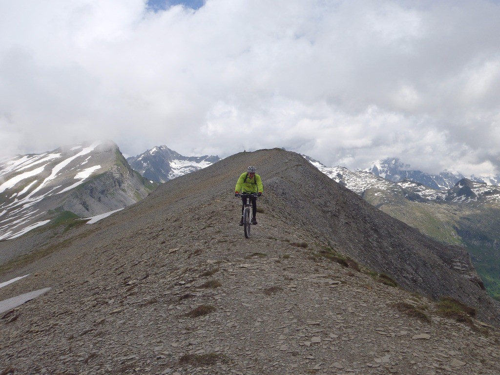 #15 L L'épaule du Col d'Anterne : 20m linéaires où il est préférable de descendre du VTT. Le vent souffle fort la température est de 8°.
