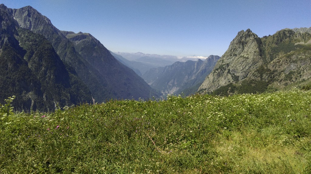 la vallée de Livet, le Mt Aiguille se devine au loin