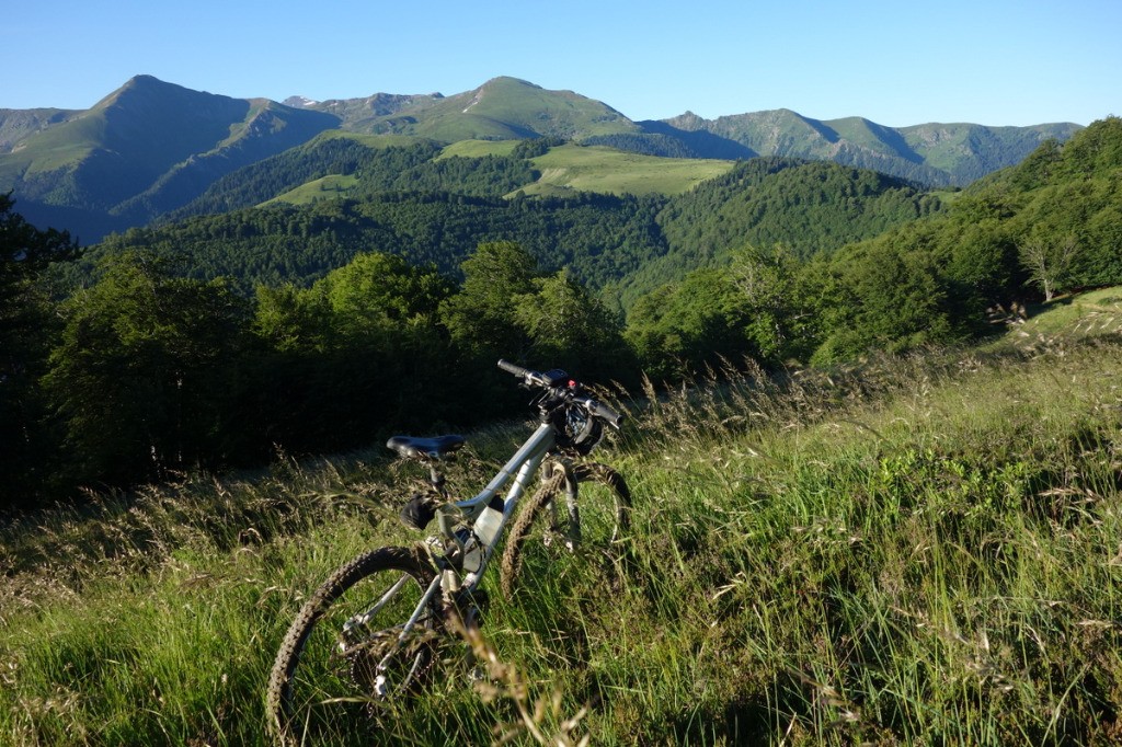 Travesée sous le Puech; au fond, le Cap de Gauch encore lointain...