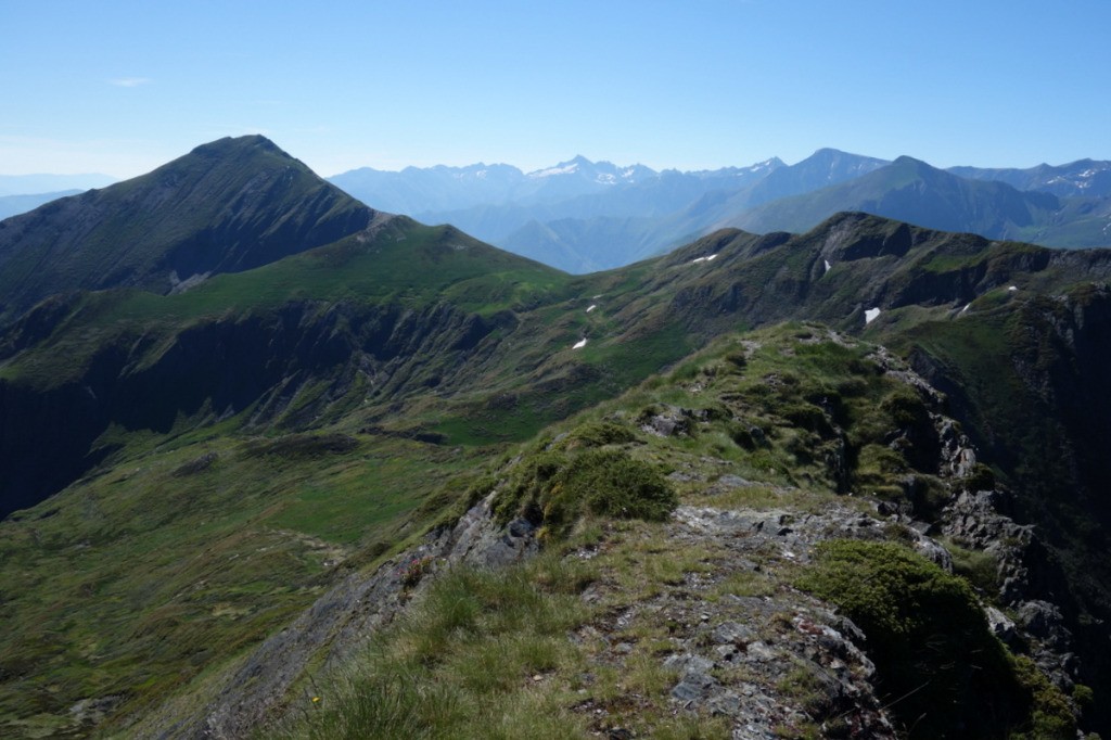 Du sommet vers le Pic de la Calabasse et le Valier.