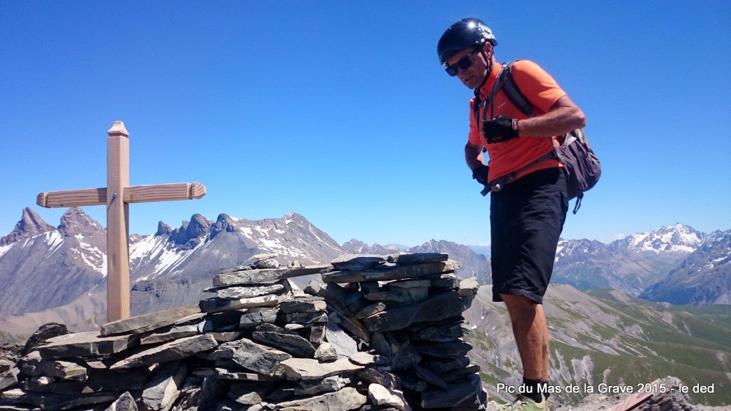 3020m. Nouvelle croix en bois