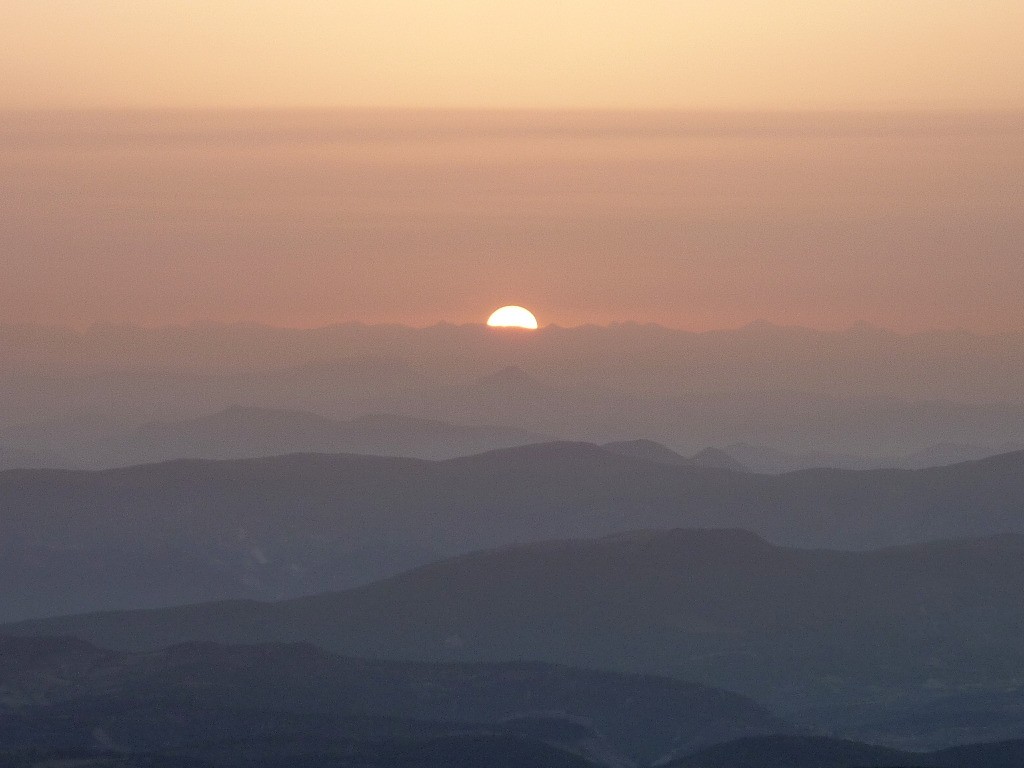 Le soleil prend possession du ciel