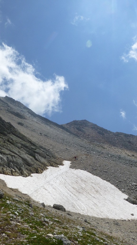 Névé à traverser. Il marque la fin de la descente infâme du Passo Chersogno