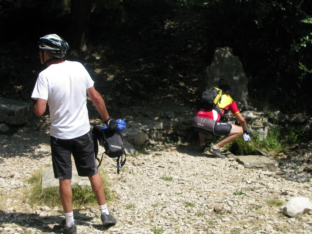 #13 On refait le plein d On refait le plein d'eau fraîche à la fontaine d'Angiou.