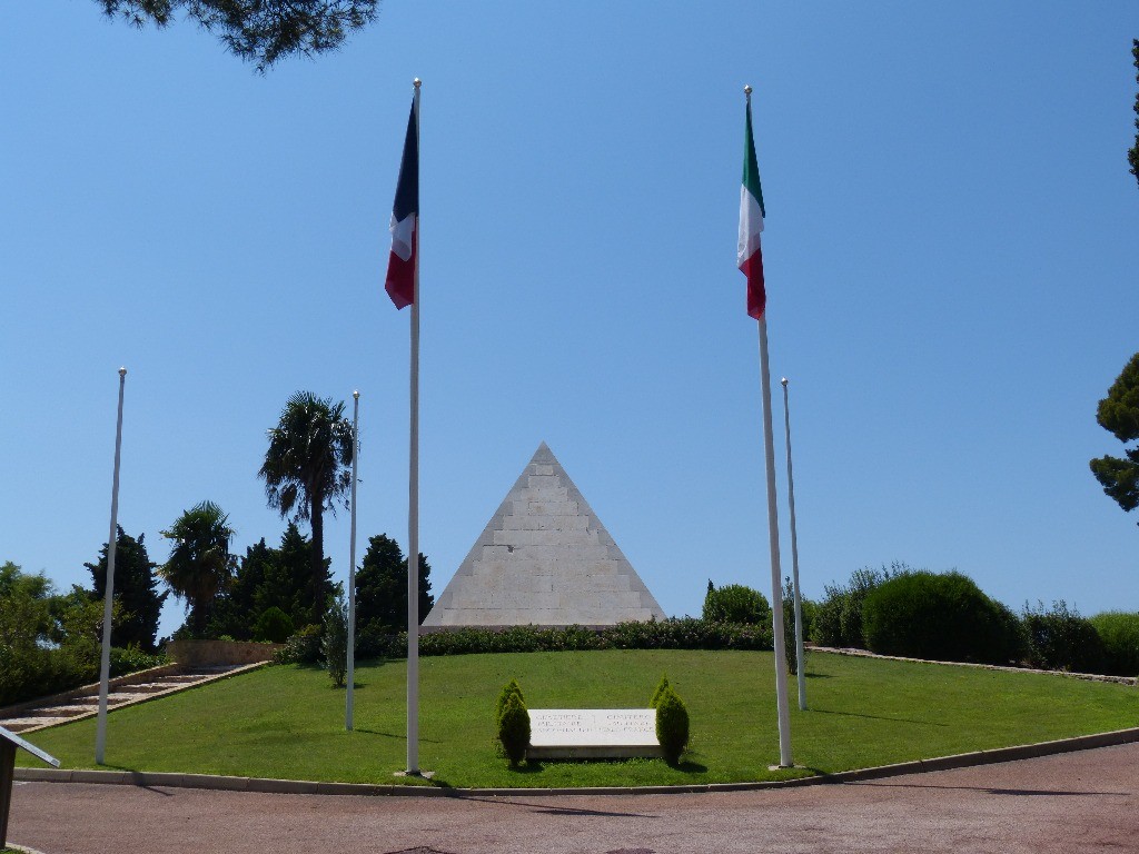 Pyramide du cimetière Franco Italien