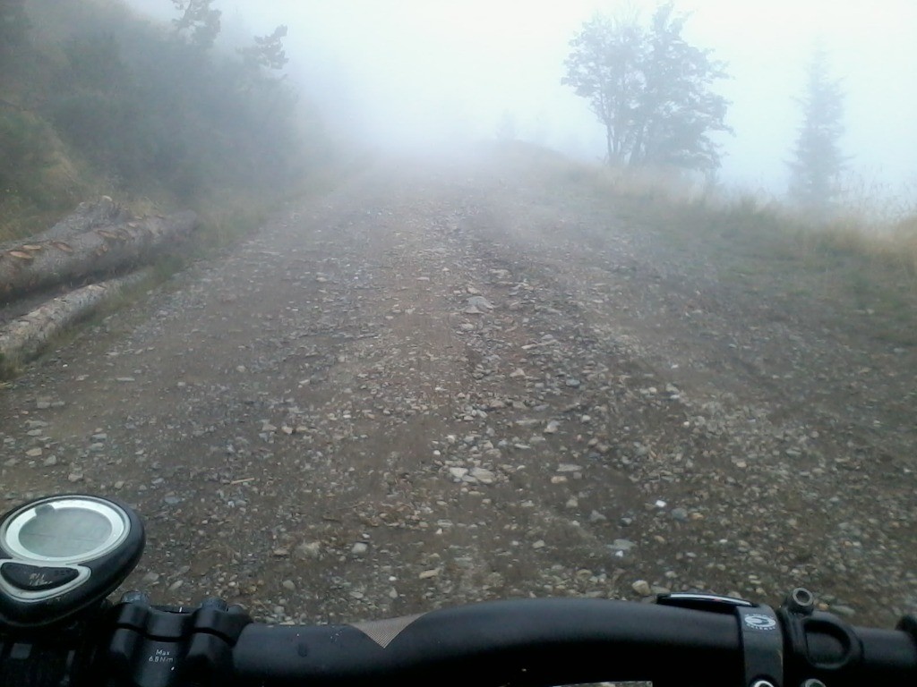 Brume dans la montée de la Serre