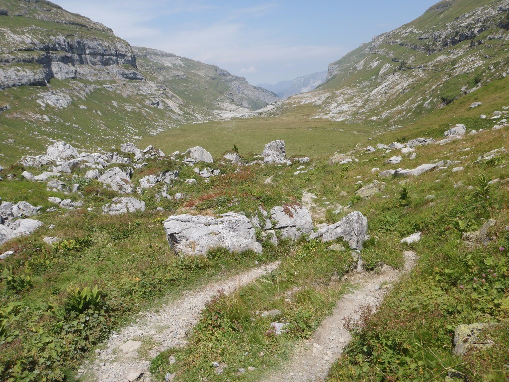 Sentier Brèche du Dérochoir > Chalets de Sales, au fond de la combe, les Chalets de Sales.