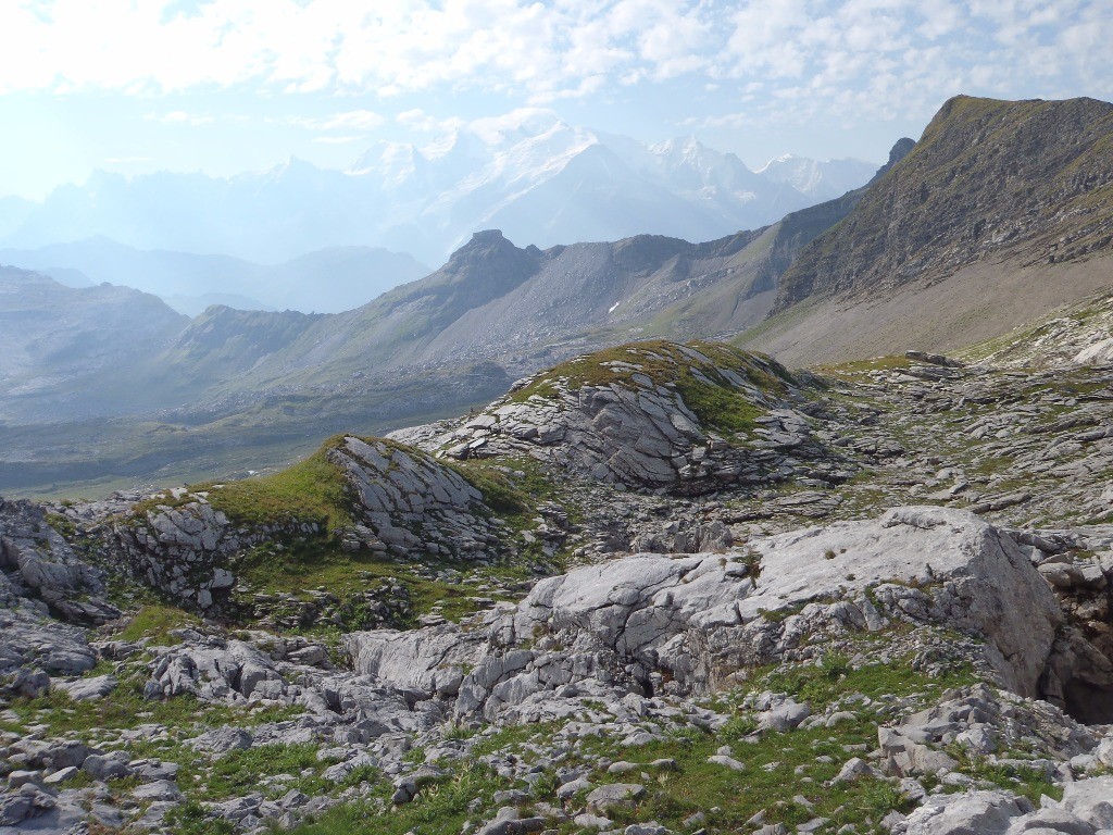 Depuis les Grandes Platières, viser les mamelons verdâtres si vous sortez du sentier.