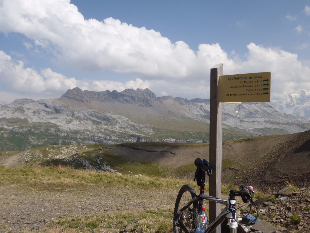 Les Verdets : sortie à faire uniquement par beau temps, pour le portable : le réseau orange passe mal. Le fait de monter avec le DMC, la distance et le dénivelé sont moins importants : - 3Km et - 800 m.