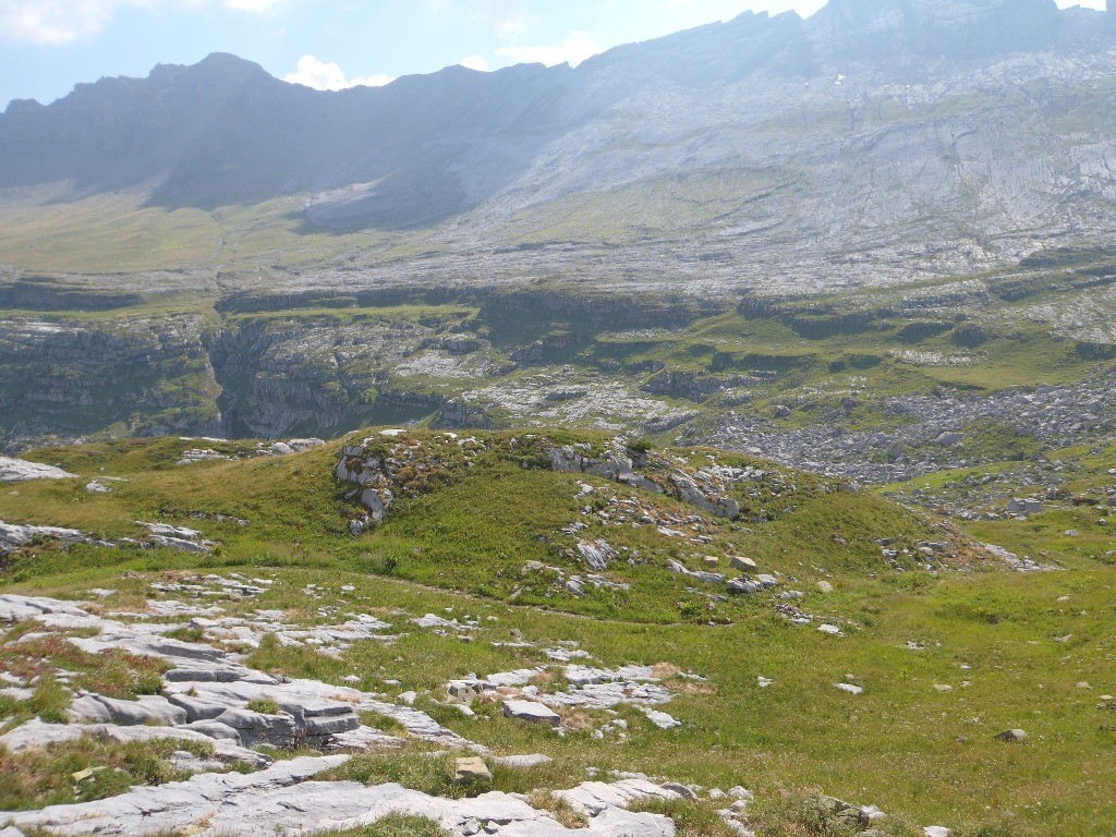 #7 Depuis le GR96, en face on aperçoit une marche verte juste au dessous de l Depuis le GR96, en face on aperçoit une marche verte juste au dessous de l'alpage des Salamanes, le sentier passe par là.