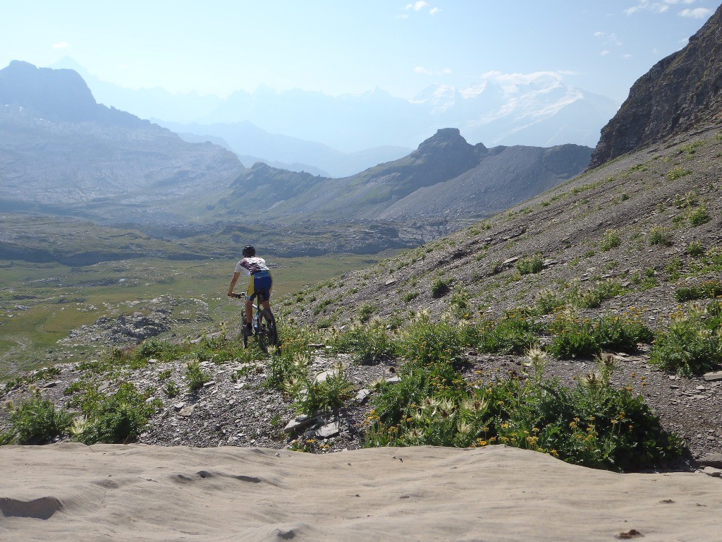 Descente au pied du Château de Cran.