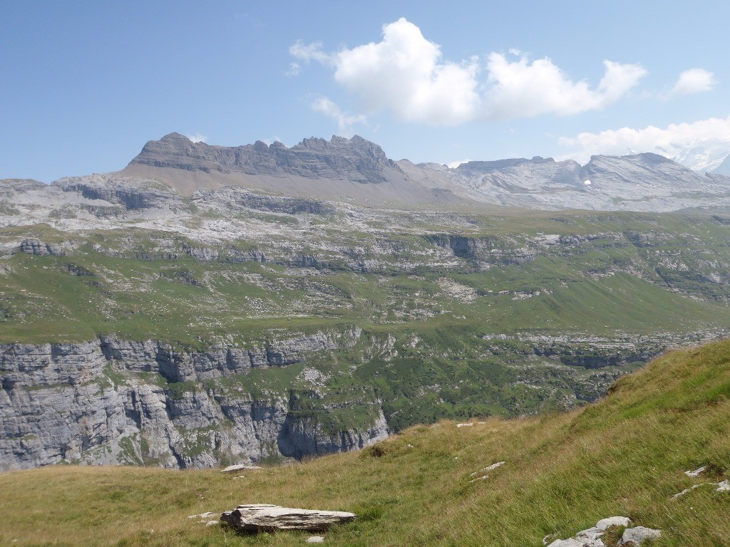 Depuis le sentier Les Verdets > Refuge de Sales, je suis monté en face, à la frontière du rocher marron et du rocher blanc cassé.