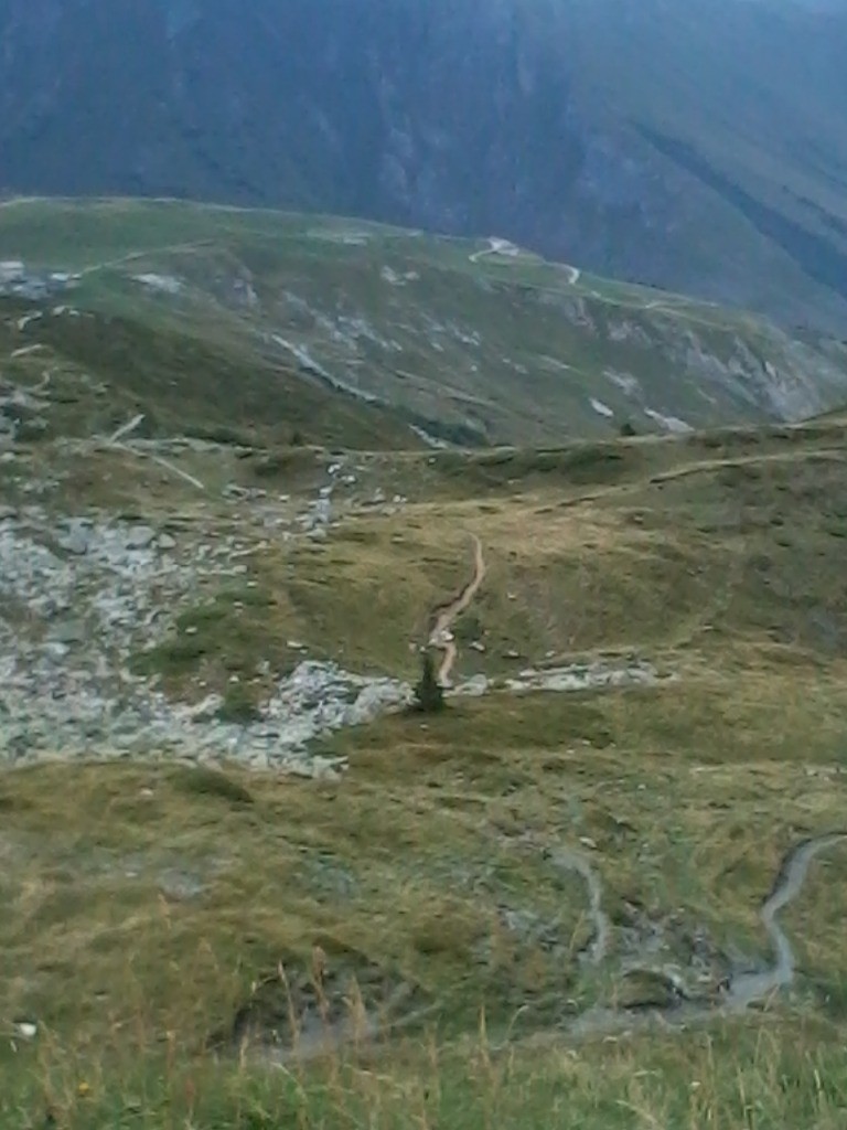 Le sentier de montée depuis le col de la fenêtre