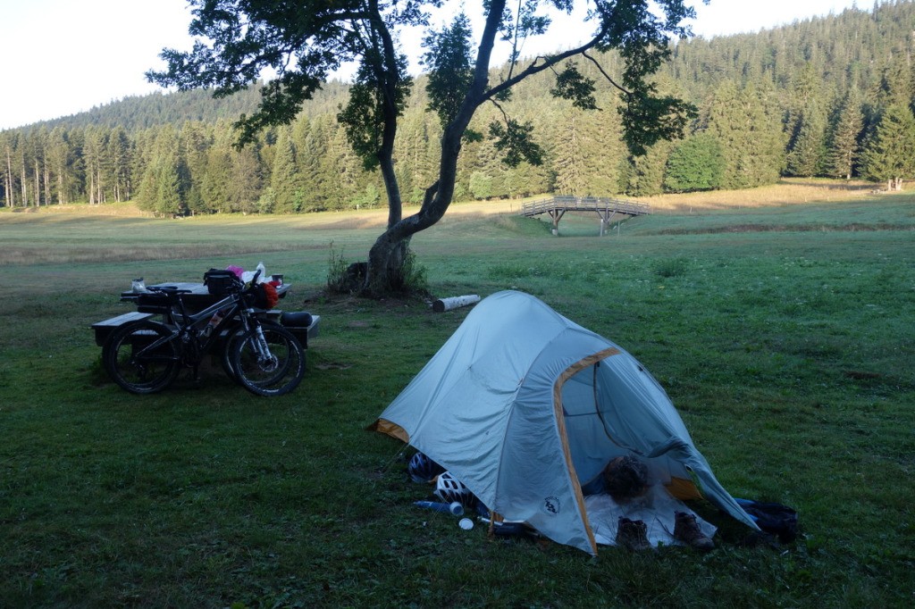 Camping dans le praitie de Gève
