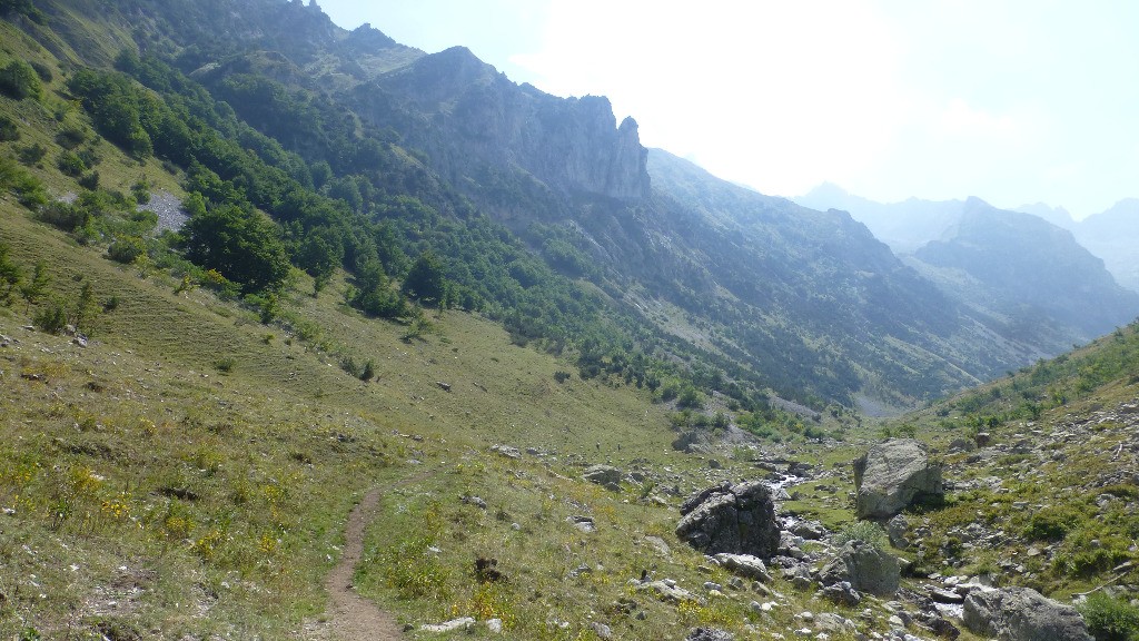 L'ancien sentier M 24 part d'un peu plus loin (au niveau des 2 randonneurs)