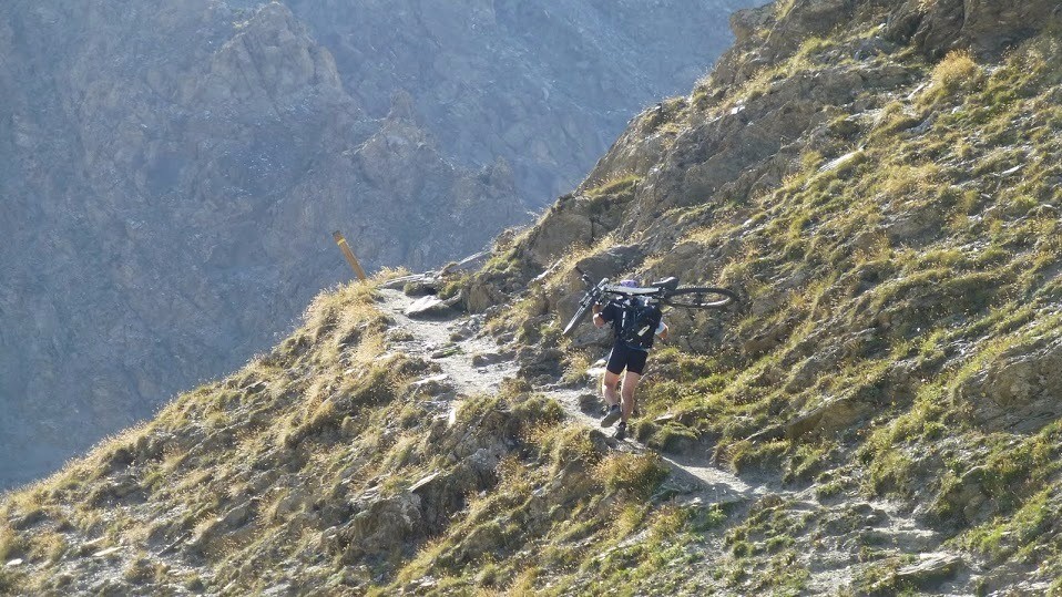 joli sentier pour monter au col de Bramanette