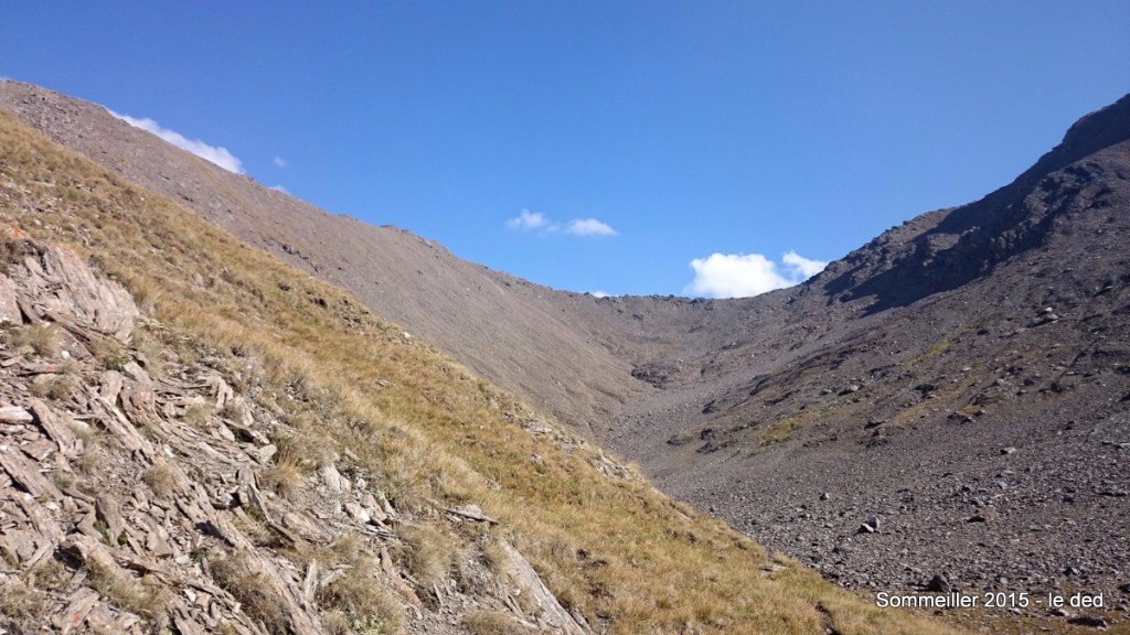 col de Bramanette. Qui penserait qu'un sentier en grande partie roulant se taille un itinéraire dans ce vallon ? Sentier improbable !