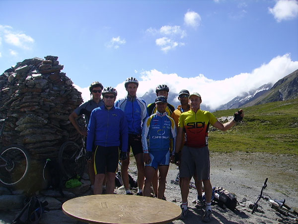 Rencontre au col de la seigne : Rencontre au col de la Seigne d'un groupe de VTT istes avec qui nous sommes descendu.Salut les sportifs !