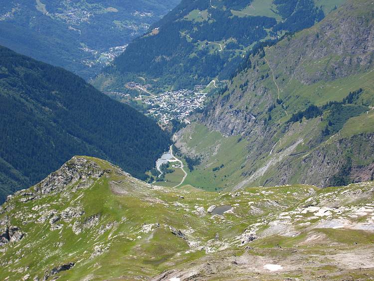 Pointes des Chardes : Vue plongeante sur la gouille, champagny Haut et bas, et la verrue de Courchevel au loin.