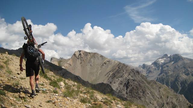 #4 Portage : Pic des Houerts au fond. Portage : Pic des Houerts au fond.