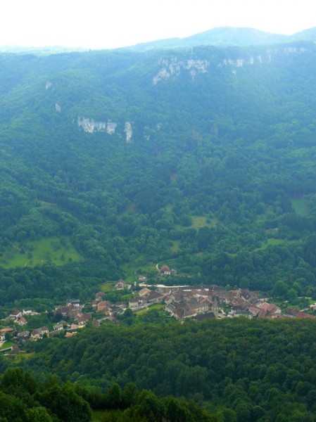 #4 Le Moine de la Vallée : (c Le Moine de la Vallée : (c'est le nom du sommet !)
En bas, c'est Mouthier