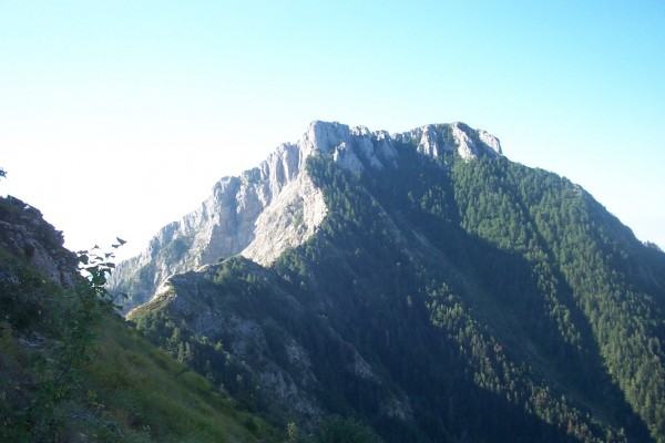 Mont torrage : Le sentier le contourne sur son flanc encore à l'ombre sur la photo.