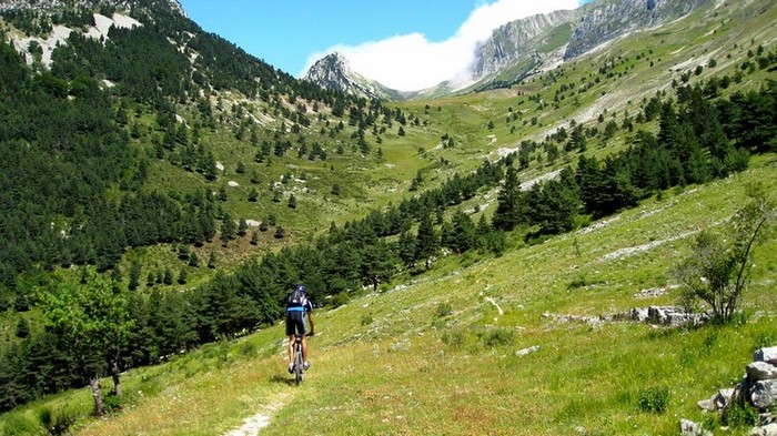 Quel cadre !! : Toujours le sentier Grimone > col de la Péyère
Le col de Seysse tout au fond à faire à la montée !!