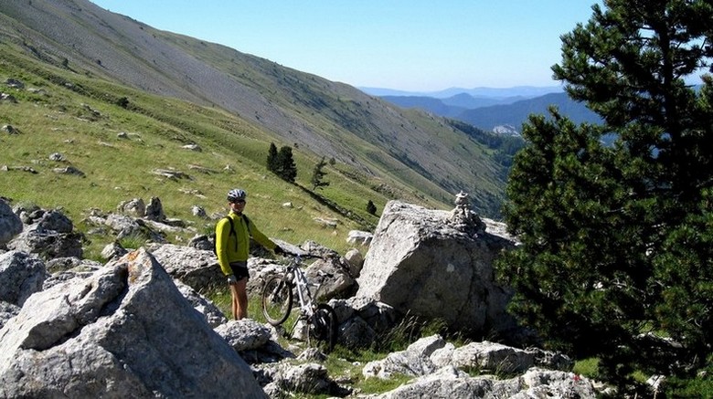 Sous le col de Seysse : Fin de la partie portage sous le col de Seysse, après ça roule !