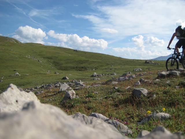 #6 Croix de La Salcette : ça roule sur le plateau verdoyant du sommet. Croix de La Salcette : ça roule sur le plateau verdoyant du sommet.
