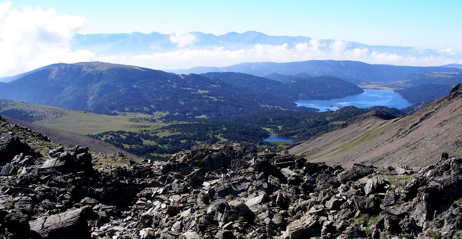 Col des Pérics : Vue sur les Bouillouses et la crête franco / espagnole