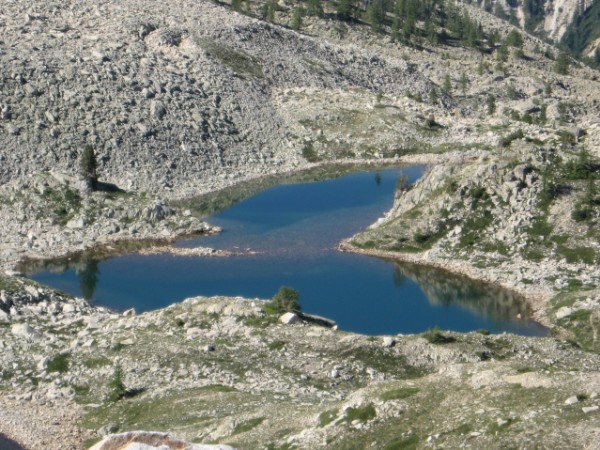 Montée vers Fremamorta : Côté Français, ce lac en forme de coeur