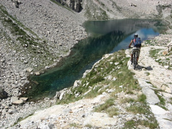 Lacs de Fremamorta : sur la bordure ça roule mieux