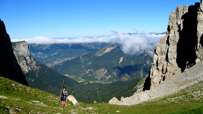 #3 Arrivée au col des Aiguilles : Anne-Cé en finit avec cette montée. Le vallon de la Jarjatte en arrière plan Arrivée au col des Aiguilles : Anne-Cé en finit avec cette montée. Le vallon de la Jarjatte en arrière plan