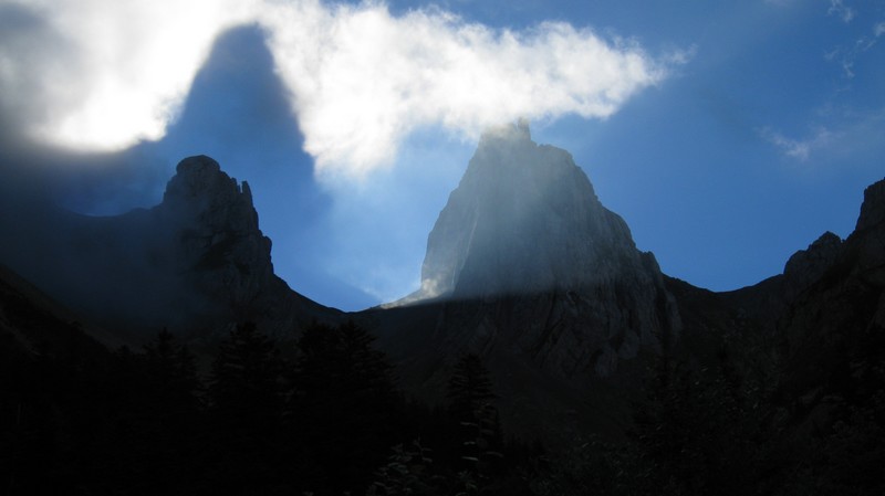 #1 Ombre et lumière : Le soleil illumine les Aiguilles encore embrumées Ombre et lumière : Le soleil illumine les Aiguilles encore embrumées