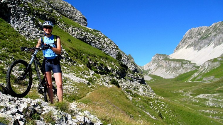 #6 Vallon des Aiguilles : Au niveau du passage expo. Le col tout au fond et la Tête de Vachères à sa droite Vallon des Aiguilles : Au niveau du passage expo. Le col tout au fond et la Tête de Vachères à sa droite