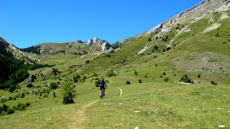 #14 Montée vers col de Lauteret : La portion roulante avant le portage/ poussage Montée vers col de Lauteret : La portion roulante avant le portage/ poussage
