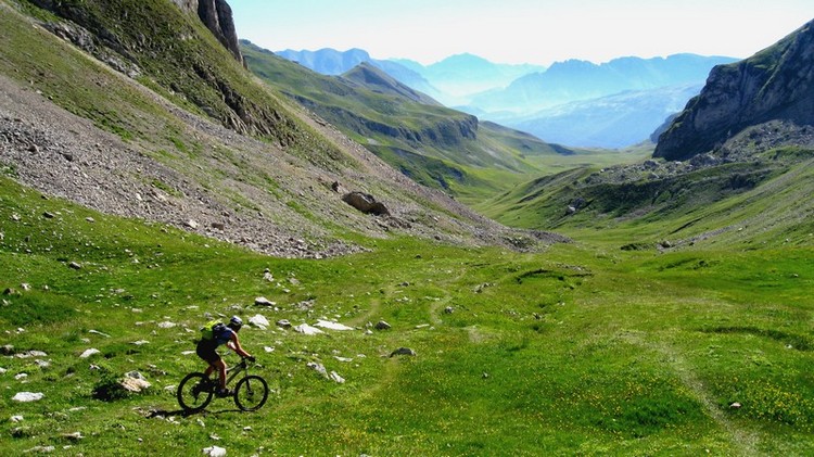 #5 Grands espaces : Le long vallon de descente s Grands espaces : Le long vallon de descente s'offre à nous