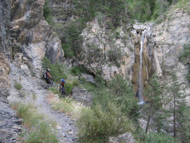 #23 Cascade : Joli passage, du coup on s Cascade : Joli passage, du coup on s'oblige à passer l'épingle à pieds pour admirer ;-)