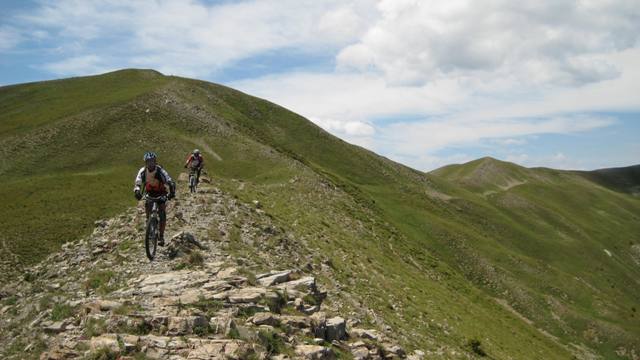 #6 Col de Dormillouse : Descente sur le fil de la crête avec La Tête de la Gipière dans le dos. Col de Dormillouse : Descente sur le fil de la crête avec La Tête de la Gipière dans le dos.