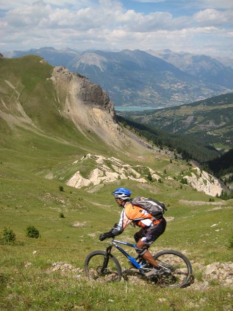 #8 Descente du col : Et vue sur Serre-Ponçon. Descente du col : Et vue sur Serre-Ponçon.
