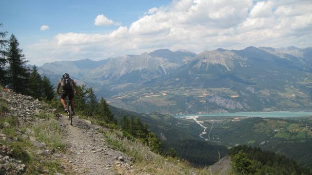 #12 Chemin de Ceinture : L Chemin de Ceinture : L'eau de Serre-Ponçon nous tend les bras...