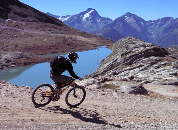 Début desc du 2éme tronçon : Cela commence par des petits cailloux mais cela devient vite beaucoup plus gros sur la piste rouge !!!