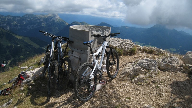#5 Grand Som : Au sommet avec malheureusement quelques nuages sur les sommets alentours Grand Som : Au sommet avec malheureusement quelques nuages sur les sommets alentours